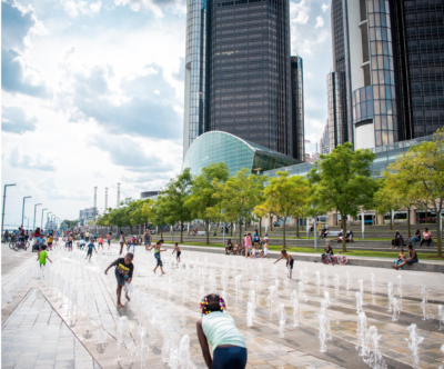Children playing in the GM Plaza fountain