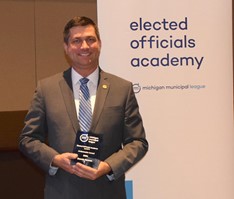 Elected Officials Academy Advisory Board Vice President and Berkley Councilmember Dennis Hennen with the League’s Elected Officials Academy (EOA) Level Four Ambassador Award.